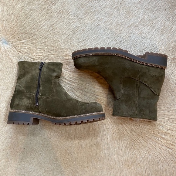 Bos Co Calib Suede Booties 